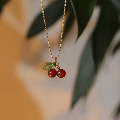 Collar con Colgante de Cereza Roja